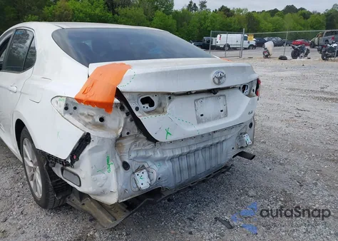 2018 Toyota Camry Le z USA, uszkodzony, nr VIN 4T1B11HK2JU096477